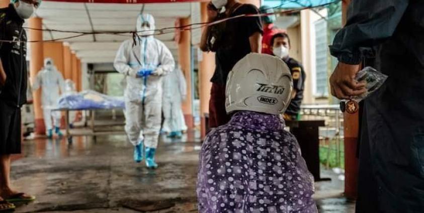 ကိုသိန်း (ကိုဗစ်ရောဂါတတိယလှိုင်းအတွင်း ကွယ်လွန်သူကို သဂြိုလ်ရန်ပြင်ဆင်နေသည့်ပုံ