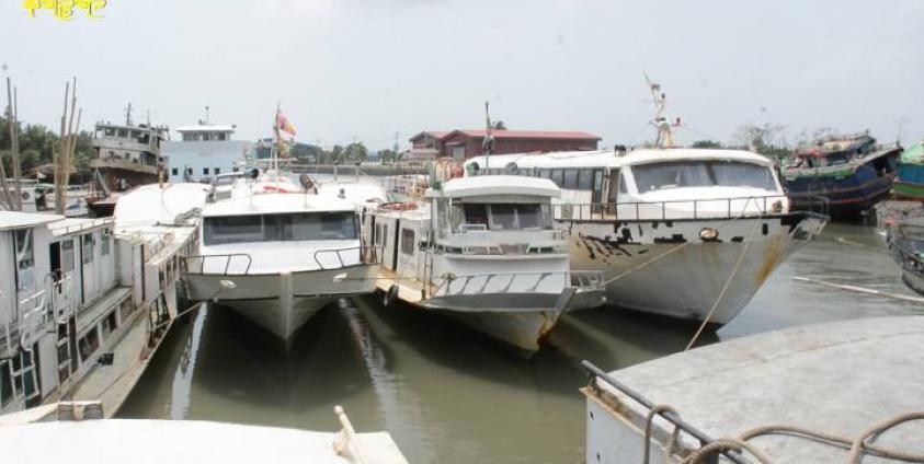 စစ်တွေဆိပ်ကမ်းတွင်ရပ်နားထားသည့် ရေယာဉ်အချို့အားတွေ့ရစဉ်။