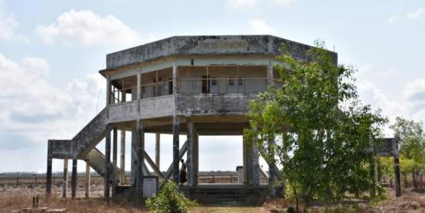 ရခိုင်မှ မုန်တိုင်းဒဏ်ခံအဆောက်အအုံတစ်ခုအား တွေ့ရစဉ်။