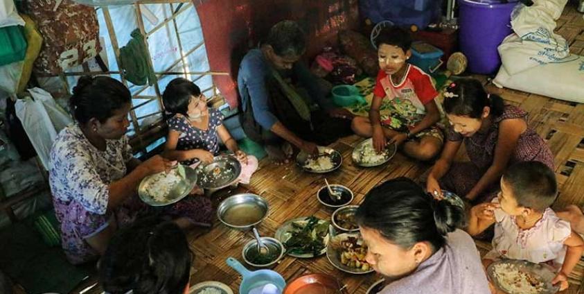 ရခိုင်ပြည်အတွင်းမှ စစ်ဘေးရှောင် မိသားစုတစ်စုအား တွေ့ရစဉ်။