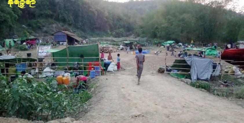 နေအိမ်ဖယ်ရှားခံခဲ့သူများအား တန်းစွယ်ကျေးရွာအနီးမြေကွက်လပ်တွင် နေအိမ်များဆောက်လုပ်မပေးမီ တွေ့ရစဉ်။