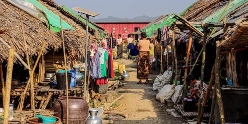 ရခိုင်ပြည်အတွင်းရှိ စစ်ဘေးရှောင်စခန်းတစ်ခုအားတွေ့ရစဉ်