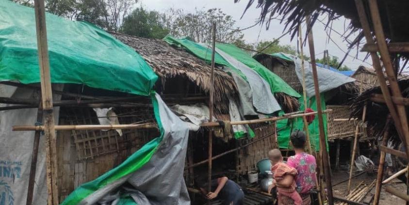 ဝါးတောင်စစ်ရှောင်စခန်းမှ ပျက်စီးသွားသည့်နေအိမ်များအား တွေ့ရစဉ်။