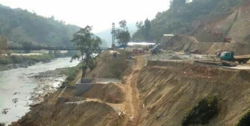 Photo by Numkham Youth: ရွှေလီမြစ်ကမ်းနံဘေး ကြိုးတံတားဟောင်းနဲ့ကြိုးတံတားသစ်ကြားစက္ကူစက်ရုံ