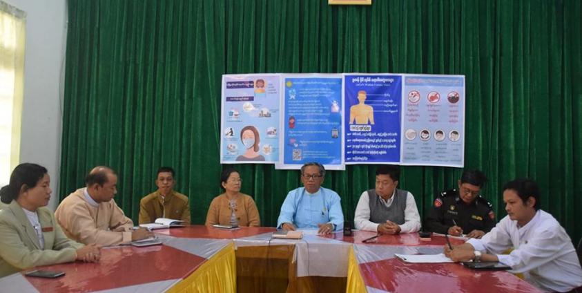 ဝူတန်ကိုရိုနာဗိုင်းရပ်စ် ကြိုတင်ကာကွယ်ရေးလုပ်ငန်းစဉ်များအား တာဝန်ရှိသူများမှ ရှင်းလင်းပြောကြားနေစဉ်