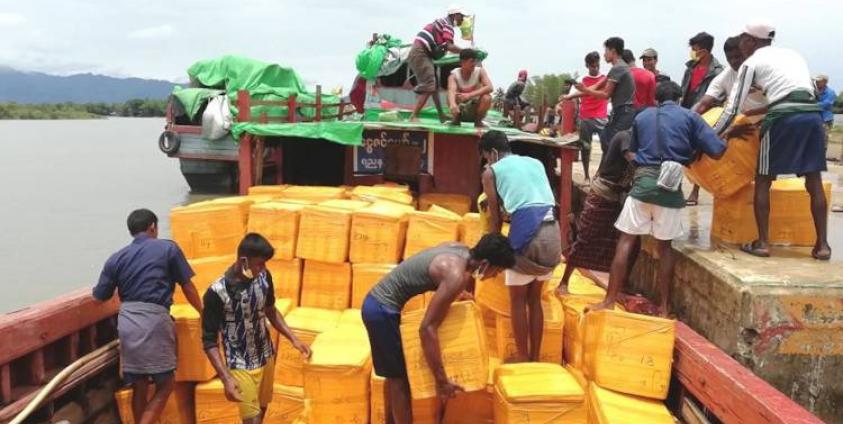 ပုံစာ - မောင်တောနယ်စပ် ကုန်သွယ်ရေးဆိပ်ကမ်းတွင် ကုန်စည်များ သယ်ယူပို့ဆောင်နေသည်ကို တွေ့ရစဉ်။  (ဓာတ်ပုံ- ရခိုင်ပြည်နယ်ကုန်သည်များနှင့် စက်မှုလက်မှုလုပ်ငန်းရှင်များအသင်း)