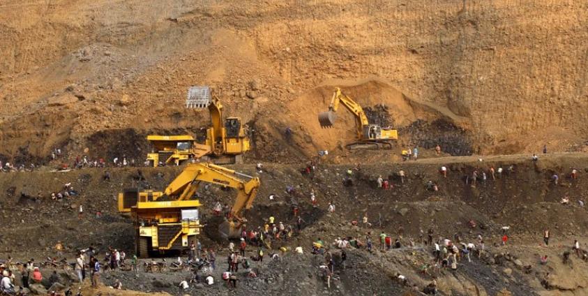 Miners search for jade stone near the heavy earth-excavators at the Hpa Kant jade mining area, Kachin State, northern Myanmar, 25 February 2017. Photo: La Min Tun/EPA