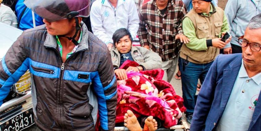 ကချင်လူထုအခြေပြု ဘိန်းဖျက်အဖွဲ့ ဖေဖေါ်ဝါရီ ၂၅ ရက်က ကချင်ဒေသတွင်း ဘိန်းခင်းများကို ဖျက်ဆီးရန် သွားရောက်ရာမှ တိုက်ခိုက်ခံရပြီး ဒဏ်ရာရရှိလာစဉ်။ (ဓာတ်ပုံ - အီးပီအေ)