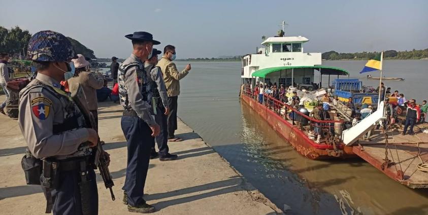 ဓာတ်ပုံ- ကျောက်တော်ဆိပ်ကမ်းတွင် လုံခြုံရေးယူနေသော ရဲများကို တွေ့ရစဉ်။