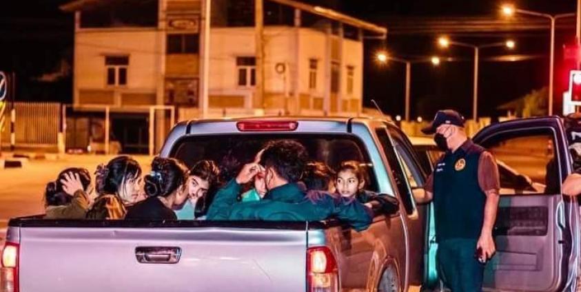 မဲဆောက်တွင် တရားမဝင် နယ်စပ်ဖြတ်ကျော်သည့် မြန်မာနိုင်ငံသား အချို့ဖမ်းဆီးခံနေရပုံ။ (ဓာတ်ပုံ- မြဝတီ&မဲဆောက်မီဒီယာ)