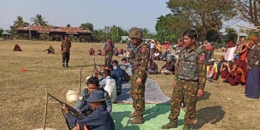 ကလေးမြို့နယ် လည်ကြီးကျေးရွာတွင်၂၀၂၂ ဖေဖော်ဝါရီ ၁၁ ရက်နေ့က စစ်ကောင်စီတပ်က ပြည်သူ့စစ်သင်တန်းပေးနေစဉ်။ ( RFA)