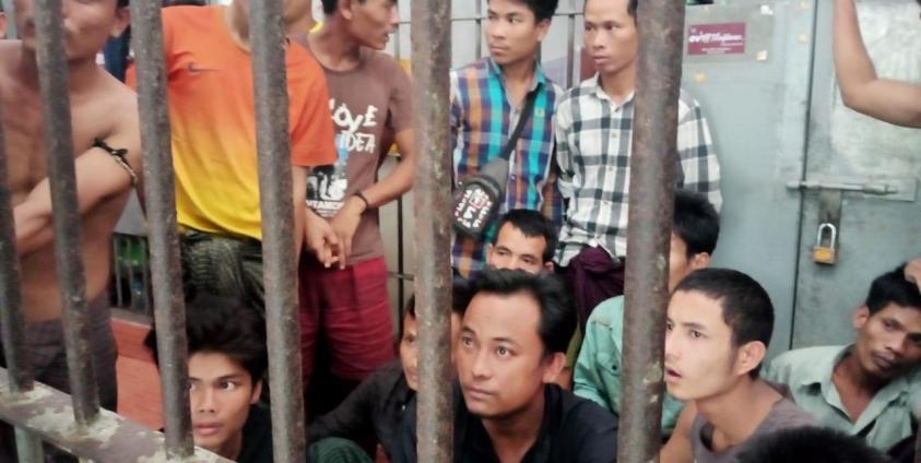 ဖမ်းဆီးခံထားရသူများကို တွေ့ရစဉ်