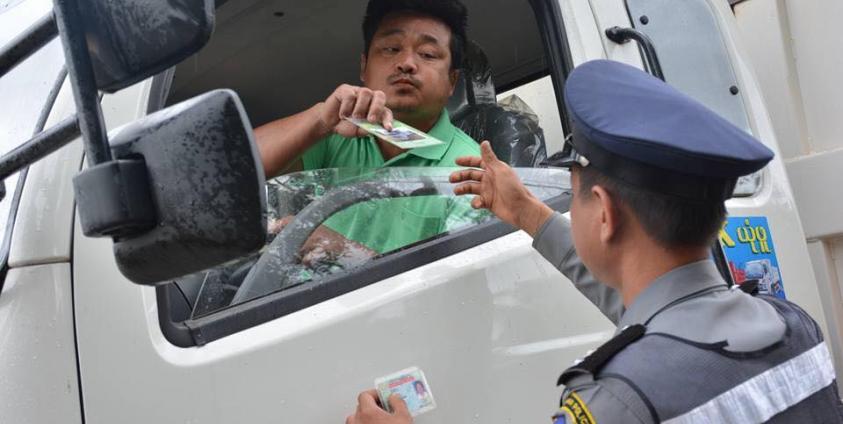 ၂၀၁၆ ခုနှစ်က ဒီးမော့ဆိုမြို့နယ်တွင် လမ်းစည်းကမ်း၊ ယာဉ်စည်းကမ်း အသိပညာပေးခြင်းအစီအစဉ်မြင်ကွင်းတစ်ခု (ဓါတ်ပုံ-မူအက်စတာ/ကန္တာရဝတီတိုင်း(မ်)