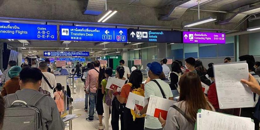 ပြည်ပတွင် အလုပ်လုပ်ကိုင်ရန် သွားရောက်သူမျာကိုတွေ့ရစဉ်။