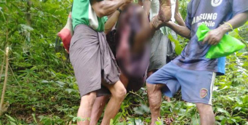 မိုင်းနင်း၍ ဒဏ်ရာပြင်းထန်သည့် ဦးရွှေစိန်အောင်အား မင်းပြားဆေးရုံသို့ သယ်ဆောင်နေကြစဉ်။ Photo - အမ်းသားကြီး