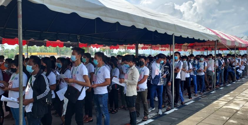 ပြည်တွင်းအလုပ်လက်မဲ့ကြောင့် နယ်စပ်ထွက် အလုပ်လုပ်တဲ့လူငယ်များ