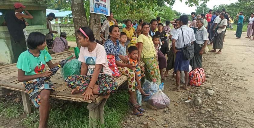 ထွက်ပြေးတိမ်းရှောင်နေကြရသည့် ရသေ့တောင်ဒေသခံများကို တွေ့ရစဉ်။(ဓာတ်ပုံ- Aung Min Soe)