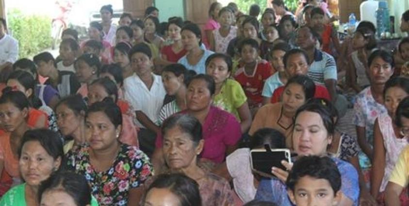 မောင်တောမြို့ပေါ်သို့ ရောက်ရှိနေသူများအား တွေ့ရစဉ်