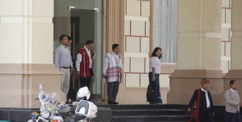 နေပြည်တော် လွှတ်တော်ဝင်းအတွင်းရှိ I-12အဆောင်တွင် ဒေါ်အောင်ဆန်းစုကြည်နှင့် တွေ့ဆုံပြီးနောက် ပြန်လည်ထွက်ခွာလာသည့် တိုင်းရင်းသားခေါင်းဆောင်အချို့ကို တွေ့ရစဉ်(ဓာတ်ပုံ - မင်းမင်း/မဇ္ဈိမ)