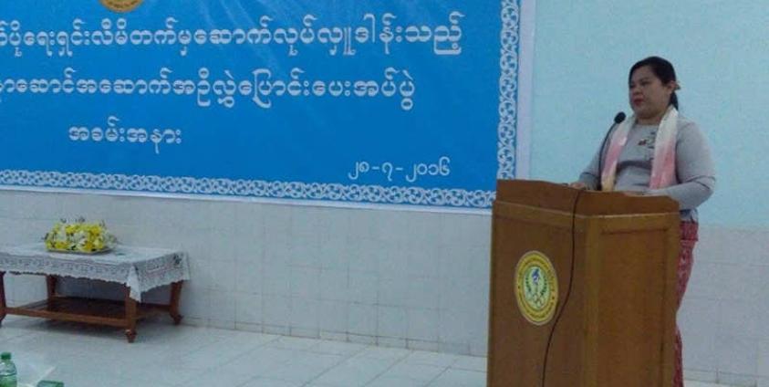 အချုပ်သားလူနာဆောင် လွှဲပြောင်းပေးအပ်ပွဲ အခမ်းအနားတွင် ၀န်ကြီးအချုပ် အမှာစကား ပြောကြားစဉ်။ (ဓာတ်ပုံ- ဇော်နီ )