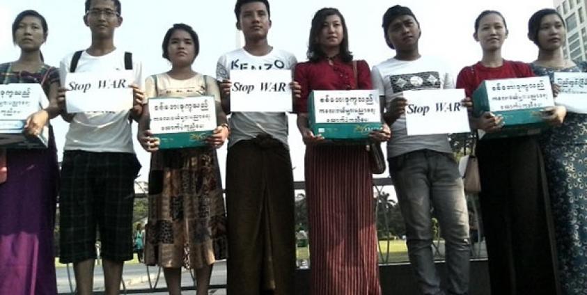 Arakan students protesting outside Rangoon City Hall