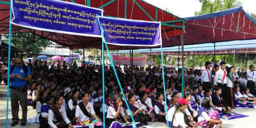 ဗန်းမော်မြို့တွင် မေ ၁၃ရက်က အသက် ရ၃နှစ်အရွယ် အမျိုးသမီးကို အဓမ္မကျင့်ရန် ကြံစည်သည့် တပ်မတော်သားအား အရပ်ဘက်တရားရုံးတွင် စစ်ဆေးပေးရန် တောင်းဆိုဆန္ဒပြစဉ်။ (ဓာတ်ပုံ-  ဒေါက်တာခလမ်ဆမ်ဇွန် ဖေ့စ်ဘုတ်)