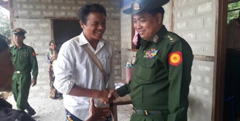 တပ်သိမ်းမြေတချို့ ပြန်လည်စွန့်လွှတ်လိုက်ကြောင်း အသိပေးရန် ဆိုလျားကူးကျေးရွာသို့ ရောက်ရှိလာသည့် ဒကစမှူး ဗိုလ်မှူးကြီးအေးလွင် နှင့် ဆိုလျားကူးတောင်သူတစ်ဦးဖြစ်သော ကိုတူရယ်တို့အား ဇွန်လ ၂၃ ရက်နေ့တွင် မြင်တွေ့ရစဉ် (ဓါတ်ပုံ-ဆိုလျားကူး ရွာသား (Facebook))