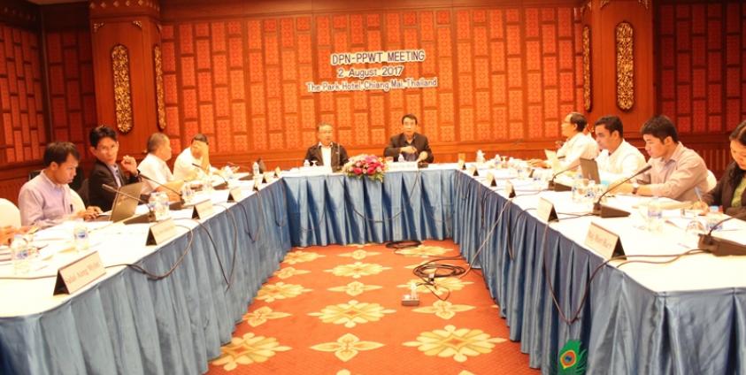 ငြိမ်းချမ်းရေးကော်မရှင် နှင့် PPWT မတွေ့ဆုံမီ တစ်ရက်အလိုတွင် အပစ်ရပ်လက်မှတ်ထိုးထားသည့် အဖွဲ့များ၏ ငြိမ်းချမ်းရေးလုပ်ငန်းစဉ်အလုပ်အဖွဲ့(PPWT) နှင့်   နိုင်ငံရေးဆွေးနွေးညှိနှိုင်းရေးကိုယ်စားလှယ်အဖွဲ့(DPN) တို့ သြဂုတ် ၂ရက်က ချင်းမိုင်တွင် တွေ့ဆုံစဉ်။ (ဓာတ်ပုံ-ဖနိဒါ)