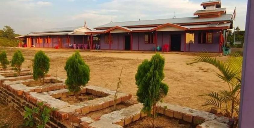 ခမောင်းဆိပ်ကျေးရွာမှ ပရဟိတကျောင်းကို တွေ့ရစဉ်။(Photo- CJ)