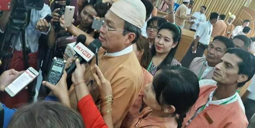 Mon State Chief Minister talking to reporters (Internet)