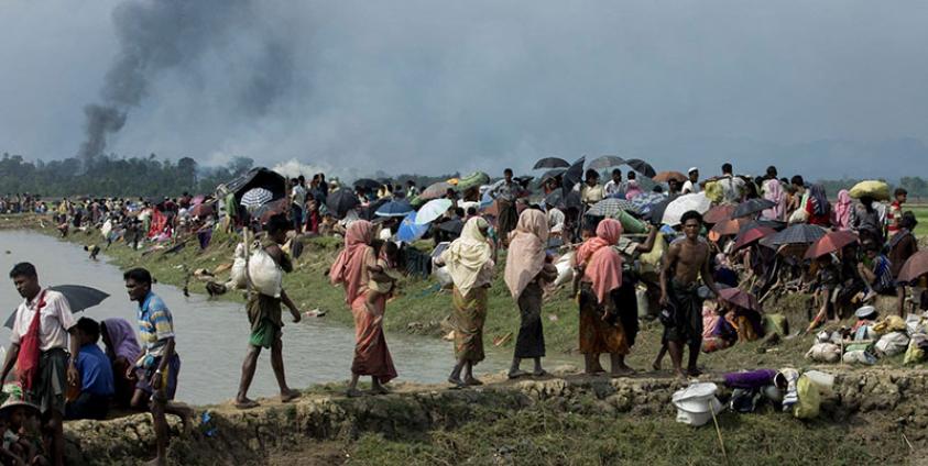 ရခိုင်ပြည်တွင် ၂ဝ၁၇ ခုနှစ် စက်တင်ဘာလ ၉ ရက်နေ့တွင် မြန်မာစစ်တပ်၏ နယ်မြေရှင်းလင်းမှုအတွင်း ဘင်္ဂလားဒေ့ရှ်နိုင်ငံကို ထွက်ပြေးလာကြသော မွတ်ဆလင်ဒုက္ခသည်များကို တွေ့ရစဉ်။