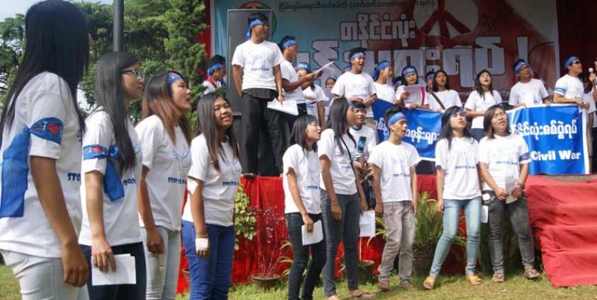  တောင်ကြီးမြို့က လူငယ်များ စုပေါင်းပြီး ပြုလုပ်သည့် စစ်ပွဲများရပ်တန့်ရေး လှုပ်ရှားမှုတစ်ခုတွင် တွေ့ရသော လူငယ်များ။ (ဓာတ်ပုံ-မဇ္ဈိမ)