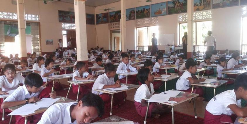 နွေရာသီ မွန်စာပေသင်တန်းစာမေးပွဲဖြေဆိုစဉ်(Facebook)