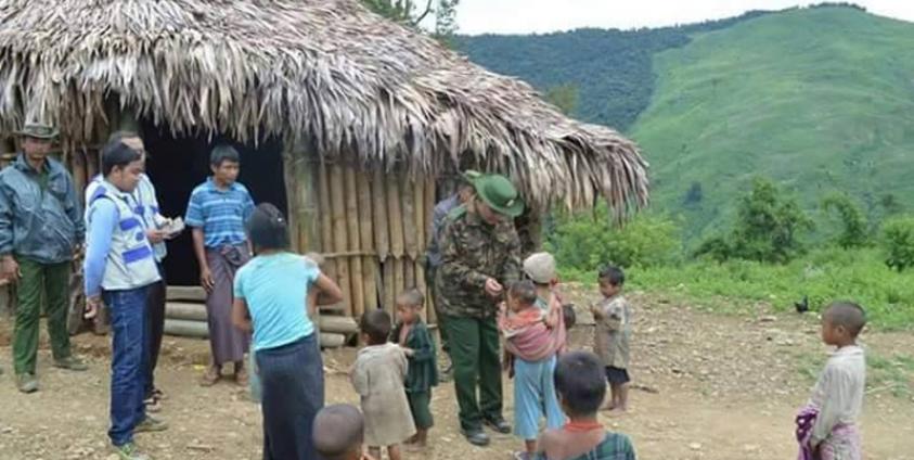 နာဂကိုယ်ပိုင်အုပ်ချုပ်ခွင့်ရဒေသရှိ ကူးစက်မြန် ၀က်သက်ရောဂါ ဖြစ်ပွားနေသည့် ကျေးရွာများတွင် တပ်မတော်မှ ကျန်းမာရေးစောင့်ရှောက်မှုများ ဆောင်ရွက်နေသည်ကို တွေ့ရစဉ်ဓာတ်ပုံ -  Naga Culture and Literature (Central)