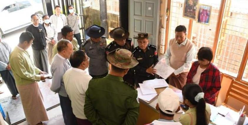 ပြည်နယ်စစ်ကောင်စီက စစ်တွေမြို့တွင် လူဦးရေစာရင်း ကောက်ယူနေသည်ကို တွေ့ရစဉ်။ / ဓာတ်ပုံ - သိကြားစေချင် ငွေသဇင် (facebook)