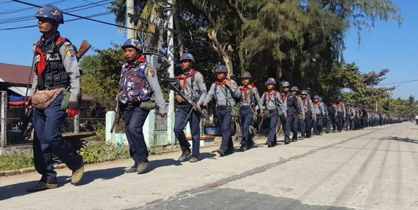 ရခိုင်ပြည်တွင် တာဝန်ထမ်းဆောင်နေသော ရဲတပ်ဖွဲ့ဝင်များကို တွေ့ရစဉ်။