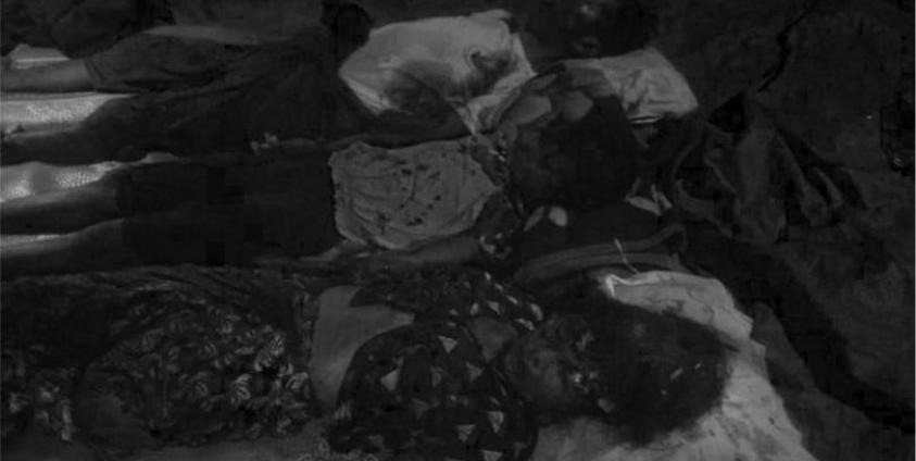 အောက်တိုဘာ ၃၁ ရက်နေ့က ပီစိ ရွာတွင် လက်နက်ကြီးကျည်များ ကျရောက်ပေါက်ကွဲမှုကြောင့် သေဆုံးသွားသည့် မိသားစုဝင် ၃ ဦးအားတွေ့ရစဉ်။ ဓာတ်ပုံ - DMG