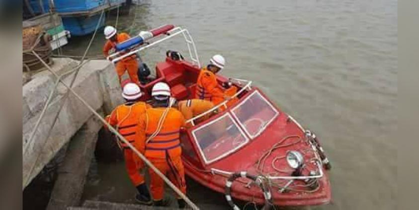  ပေါက်တောမြို့မှ လူပျောက်ရှာ မီးသတ်တပ်ဖွဲ့/ ဓါတ်ပုံ-စံမြတ်ရွှေ