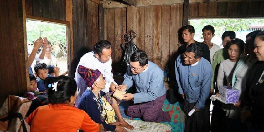 ကချင်ပြည်နယ်ရှိ စစ်ဘေးရှောင် အဖွားအိုတစ်ဦးကို ထောက်ပံ့ငွေပေးအပ်နေသည့် လူကယ်ပြန်ဝန်ကြီး ဒေါက်တာဝင်းမြတ်အေး (ဓာတ်ပုံ- Prof Win Myat Aye ဖေ့စ်ဘွတ်)