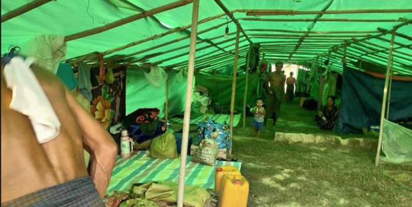 ကမ်းထောင်းကြီးစစ်ဘေးရှောင်စခန်းတွင် မြေကြီးပေါ်တွင်နေထိုင်နေရသည့် စစ်ဘေးဒုက္ခသည်များအား တွေ့ရစဉ်