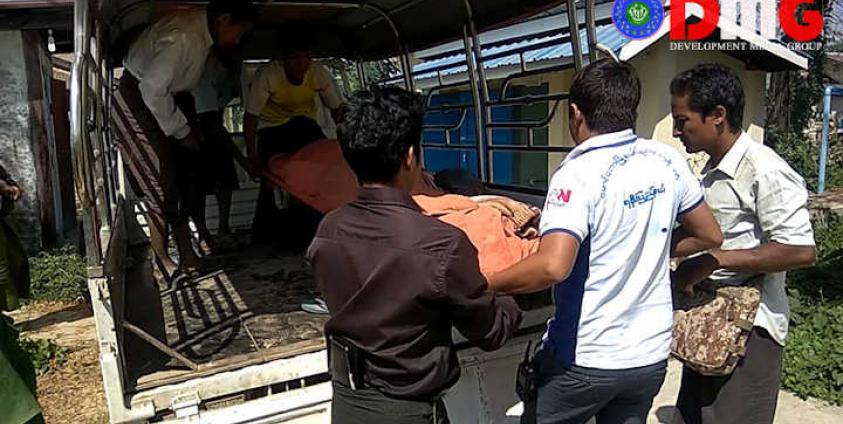 သေဆုံးရုပ်အလောင်းကို မောင်တောဆေးရုံသို့ ယူဆောင်လာစဉ်။ (ဓာတ်ပုံ - ချလူးအောင် | DMG )