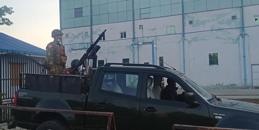 ၂၀၂၁ ခုနှစ်က စစ်တွေမြို့တွင် ကင်းလှည့်နေသည့် စစ်ကောင်စီတပ်ဖွဲ့ဝင်အချို့ကို တွေ့ရစဉ်။