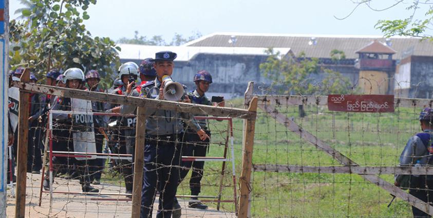 (ပုံဟောင်း) ရခိုင်ပြည်အတွင်း တာဝန်ထမ်းဆောင်နေကြသော ရဲတပ်ဖွဲ့ဝင်များအား တွေ့ရစဉ်။ / ဓာတ်ပုံ - DMG