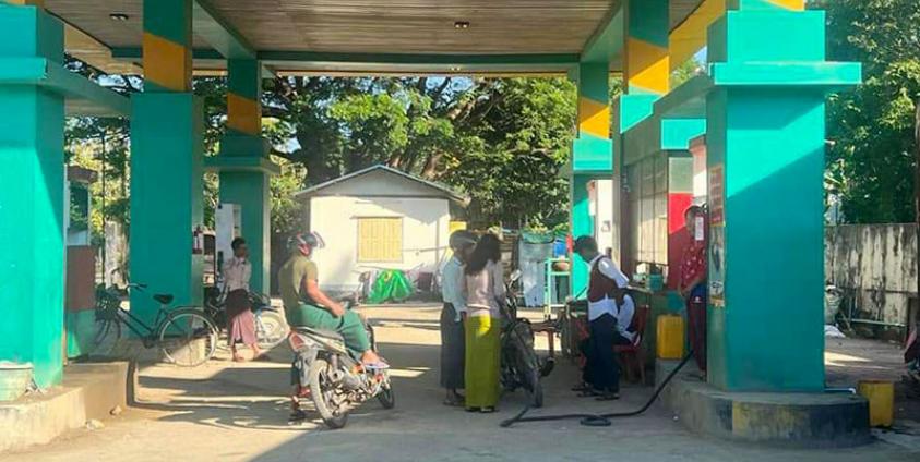 သံတွဲမြို့တွင် အချိန်ပိုင်းအလုပ်လုပ်ကိုင်နေသည့် GTI ကျောင်းသား/သူများအား တွေ့ရစဉ်။/ဓာတ်ပုံ - ဦးသိန်းရွှေ