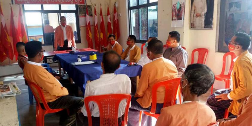 ပြီးခဲ့သည့် ၂၀၂၀ ခုနှစ်က NLD ပါတီဝင် ရခိုင်ဝန်ကြီးချုပ်ဟောင်း ဦးညီပုနှင့် ပါတီဝင်များအား တွေ့ရစဉ်။/ ဓာတ်ပုံ - U Nyi Pu (Facebook Page)