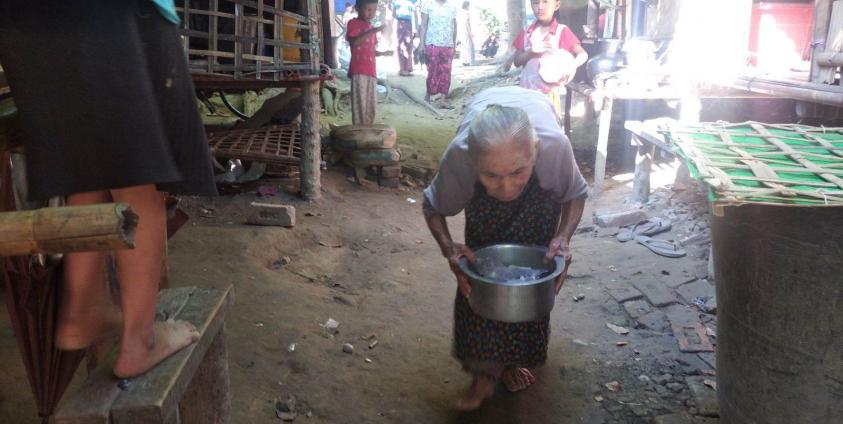 စစ်တွေမြို့စစ်ဘေးရှောင်စခန်းတချို့၌ စစ်ဘေးလာရှောင်လာကြသူများအား တွေ့ရစဉ်။