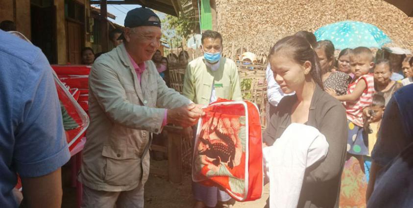 မြောက်ဦးမြို့နယ်ရှိ စစ်ဘေးရှောင်များအား မစ္စတာ ဆာဆာကာဝါ က အနွေးထည်များ လှူဒါန်းနေစဉ်။/ဓာတ်ပုံ - Arakan Princess Media