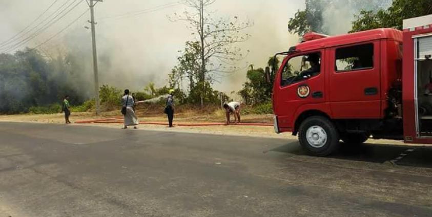 ငပလီဂေါက်ကွင်းအတွင်းရှိ သစ်ပင်ခြုံနွယ်များ မီးလောင်နေသဖြင့် မီးသတ်ကားများနှင့် ငြိမ်းသတ်နေ (ဓာတ်ပုံ-ကိုမြင့်မိုး)