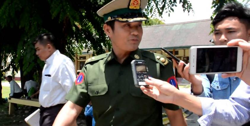 တပ်မတော်အရာရှိ ဒုဗိုလ်မှူးကြီး မျိုးမင်းဦးအား မေလ ၁၆ ရက်နေ့ ပြည်နယ်တရားရုံးတွင် တွေ့ရစဉ်။