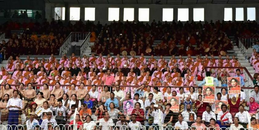 ရန်ကုန်မြို့ အောင်ဆန်းကွင်းတွင်ပြုလုပ်ခဲ့သည့် ဘာသာပေါင်းစုံ ငြိမ်းချမ်းရေးဆုတောင်းပွဲ (Photo: Facebook)